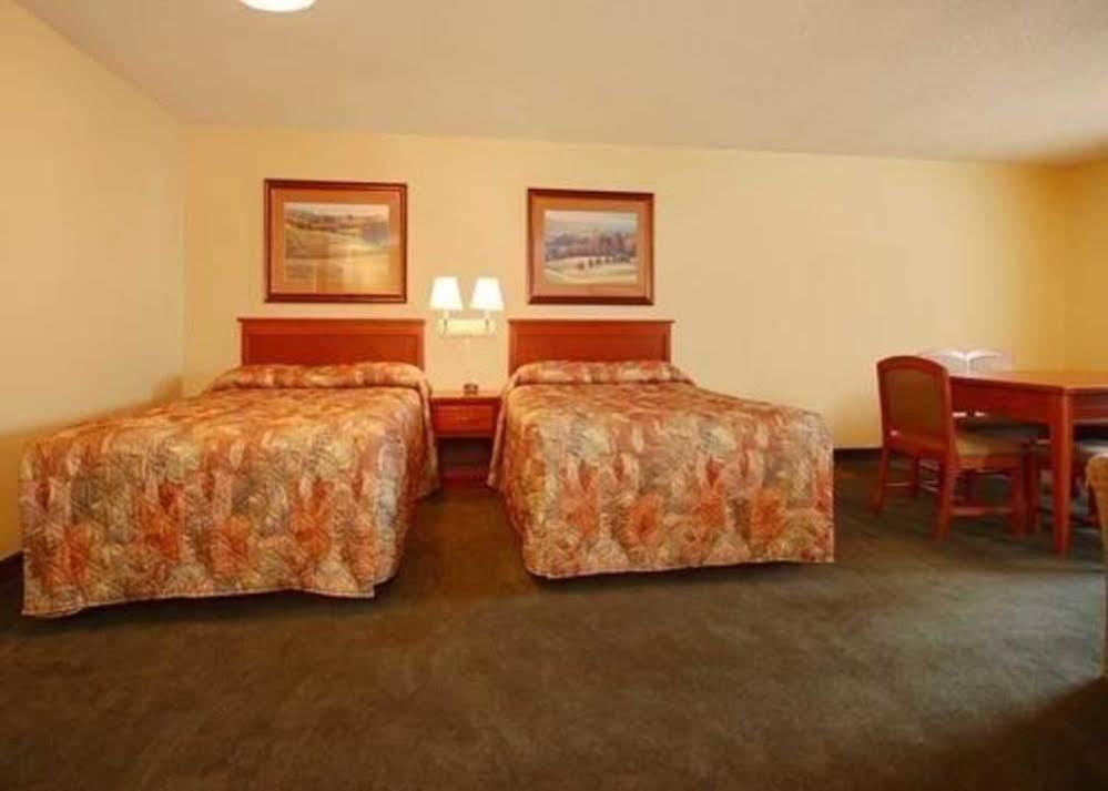 Econo Lodge Inn & Suites Kearney Exterior photo