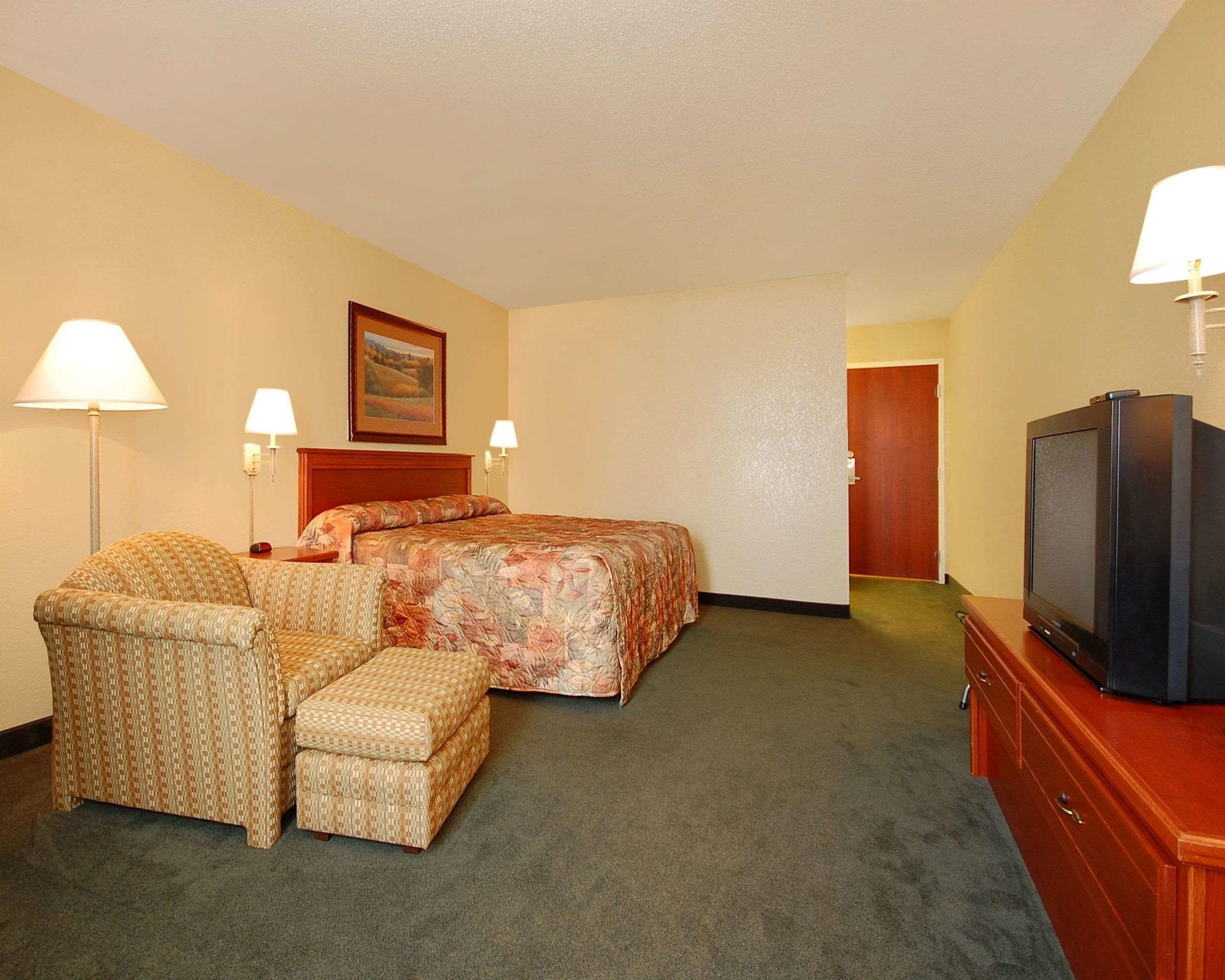 Econo Lodge Inn & Suites Kearney Exterior photo